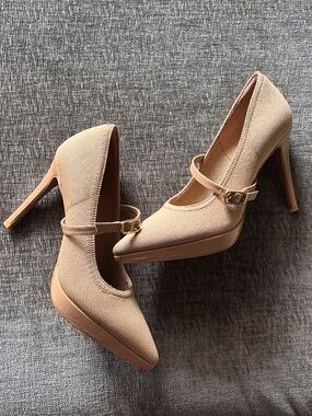 StyleFlex Pointed Toe Heeled Platform Pump